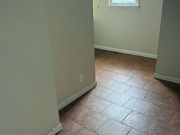 4th image of 1058 Willis Branch Rd