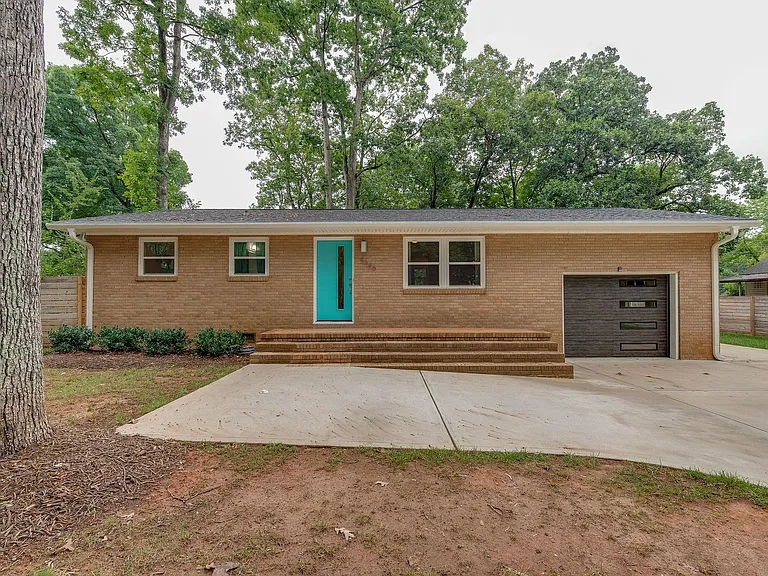 5646 Oak Dr — Photo 2