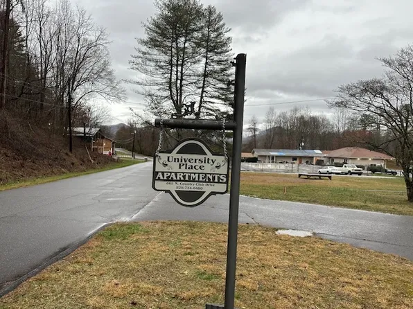 661 N Country Club Dr, Cullowhee, NC 28723