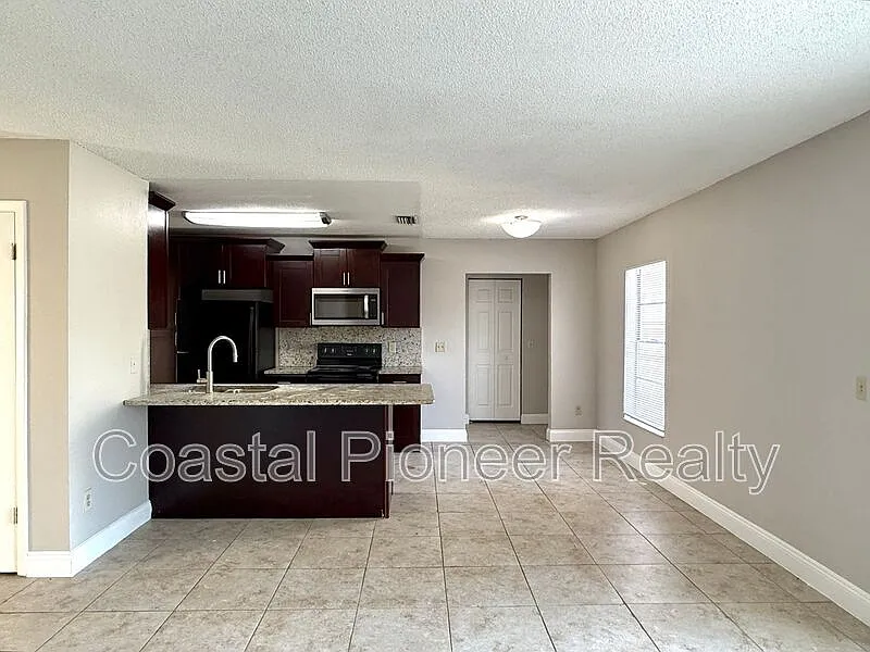 4 bed, 2.0 bath, 1813 sqft, $2,198 — Photo 3