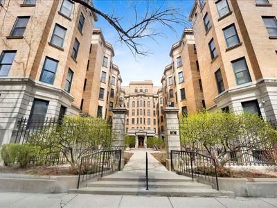 550 W Surf St APT 2, Chicago, IL, 60657