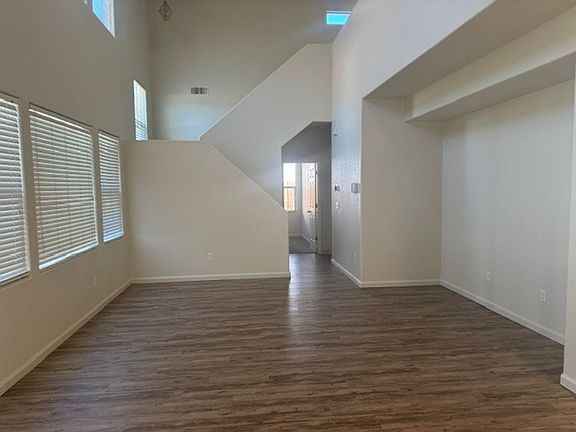 4th image of 207 Harkin Cir