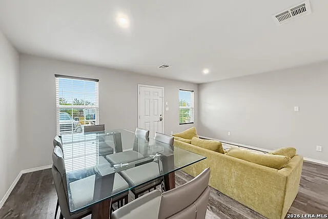 3 bed, 1.0 bath, 1018 sqft, $1,300 — Photo 4