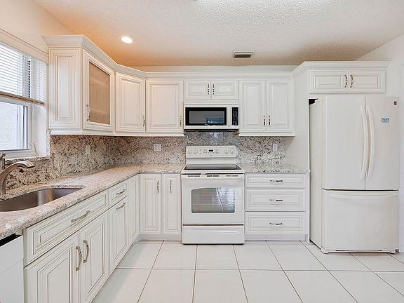 3rd image of 12166 Country Greens Blvd