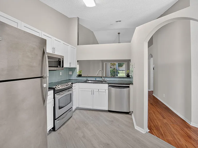 8108 Summer Shores Dr — Photo 10
