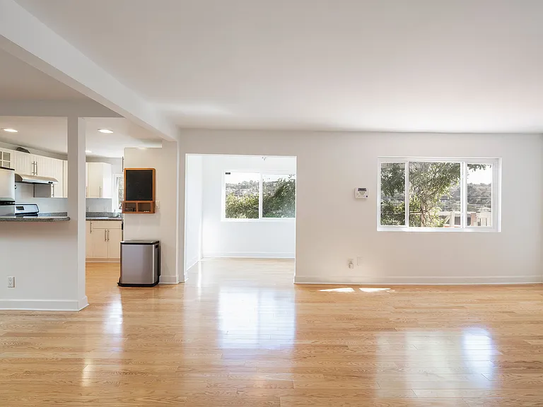 339 Isabel St — Photo 6