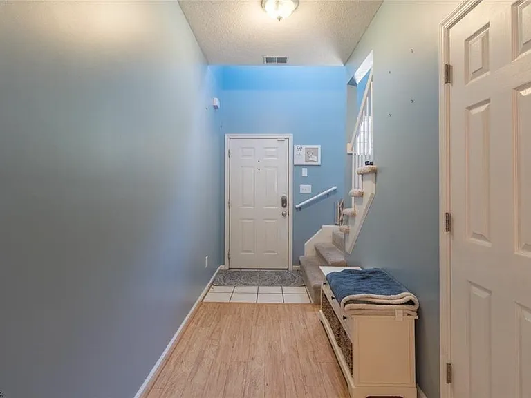 621 Barberton Dr — Photo 3