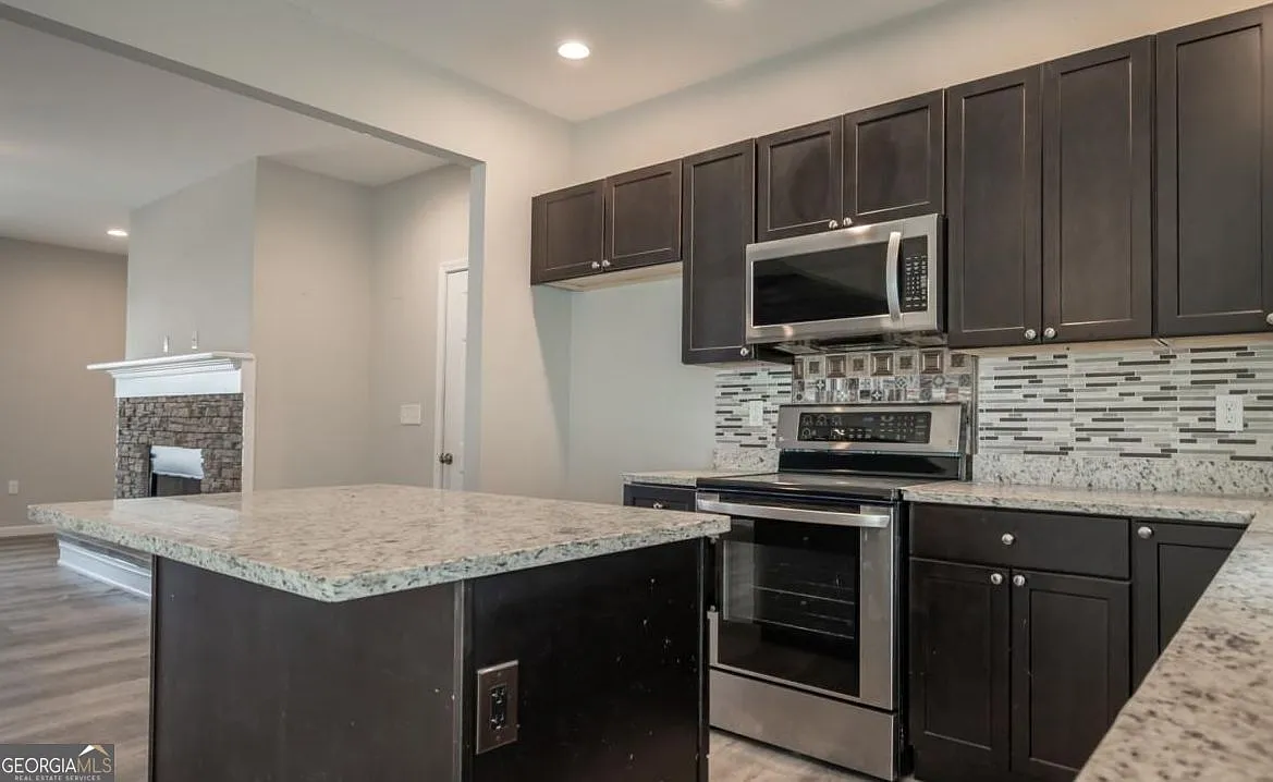 4 bed, 2.5 bath, 2432 sqft, $2,650 — Photo 4