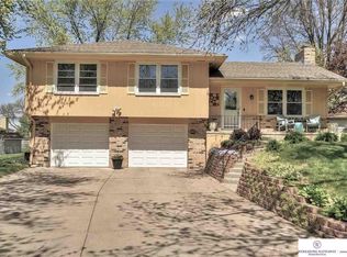 9806 P Cir, Omaha, NE 68127