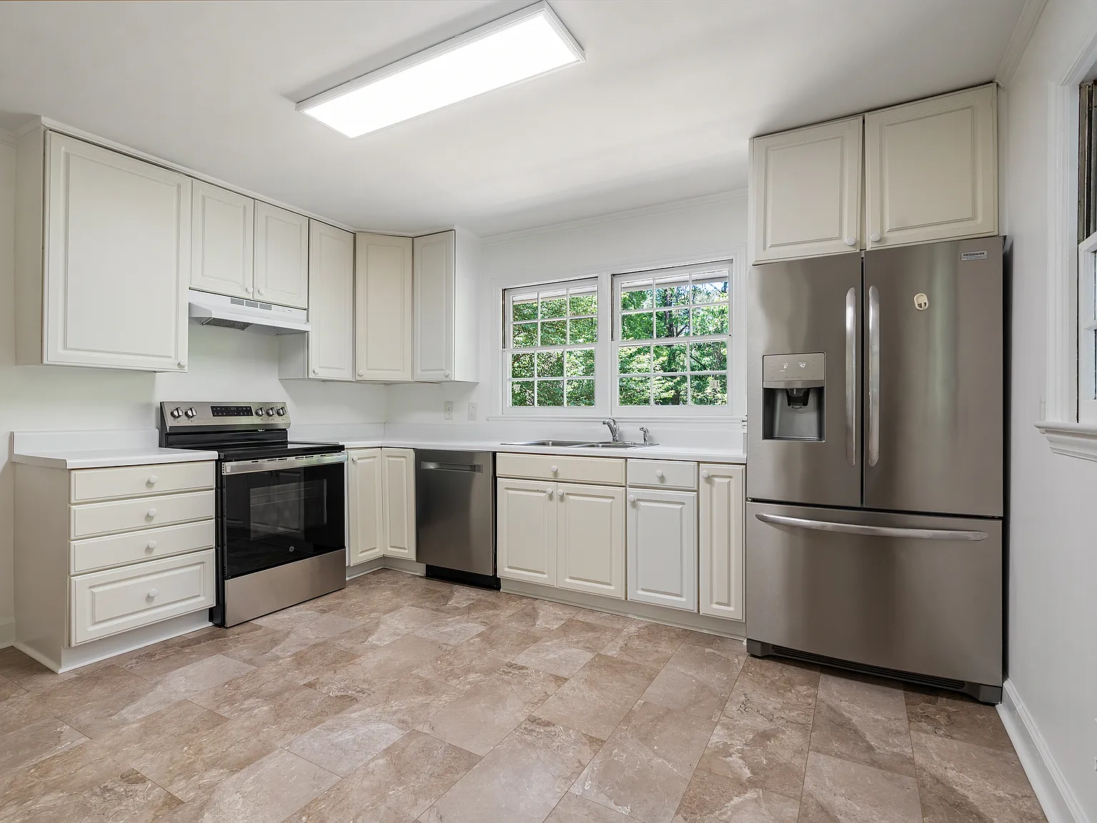 4 bed, 2877 sqft, $3,000 — Photo 3
