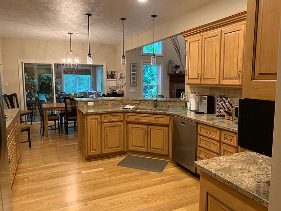 Kitchen/Dinette 12'x23'