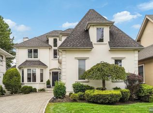 1033 Kingsland Ln, Fort Lee, NJ 07024