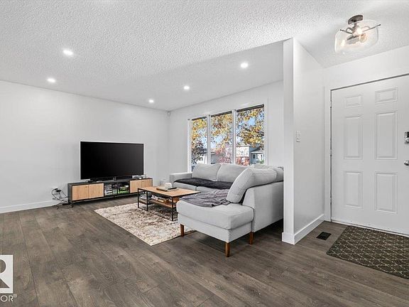 3rd image of 42 Glengarry Cres