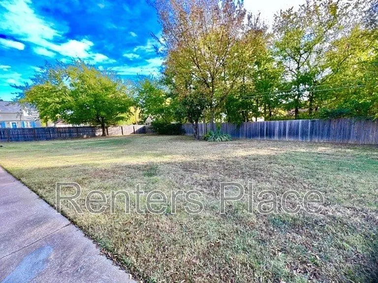 2233 N Denver Blvd — Photo 2