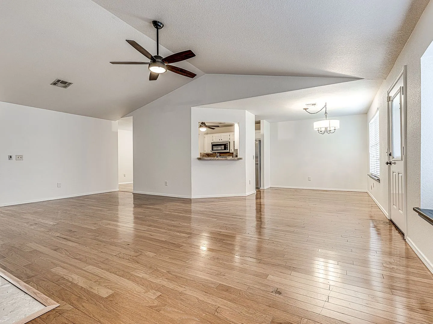 3 bedroom + 2 bathroom + Edmond Schools — Photo 4
