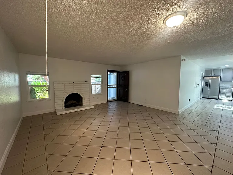 308 N Riverside Dr — Photo 2