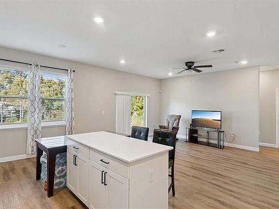 2nd image of 1403 W Kaley Ave