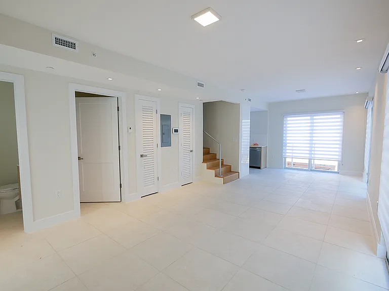 643 Jefferson Ave #9 — Photo 2