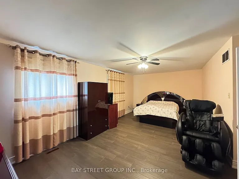 33 Northolt Cres — Photo 20