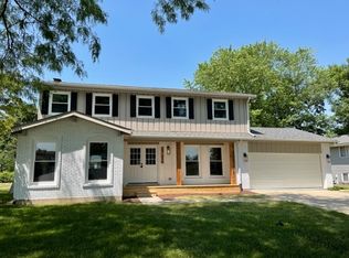 24W670 Woodcrest Dr, Naperville, IL 60540