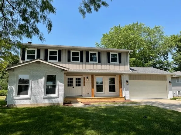 24W670 Woodcrest Dr, Naperville, IL 60540