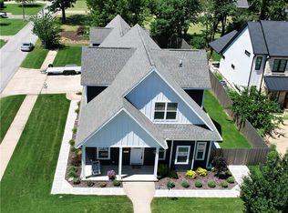 616 NW 2nd St, Bentonville, AR 72712