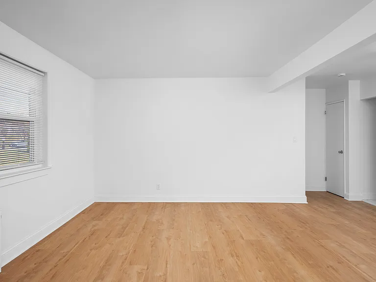 Crestwood Lake Apartments — Photo 56
