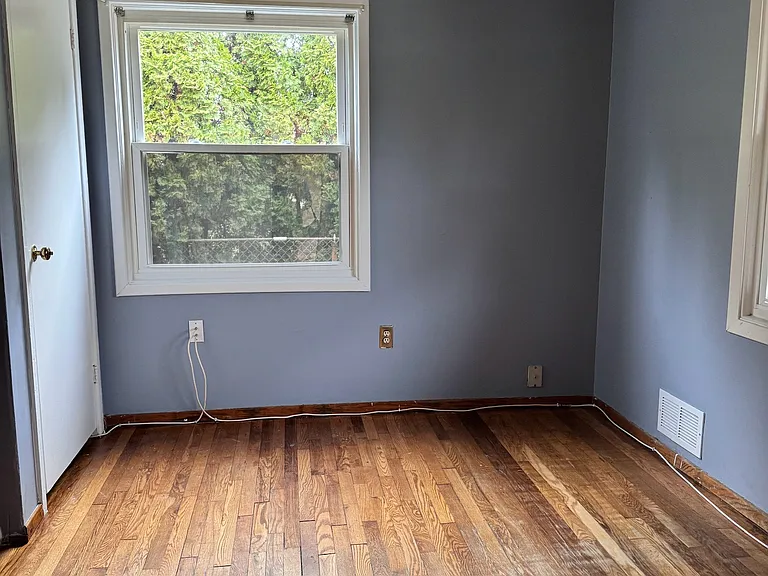 403 Calvin Ln — Photo 2