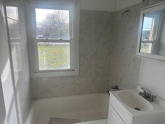 4th image of 67 Carver Cir
