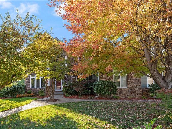 3rd image of 102 Parkwild Dr
