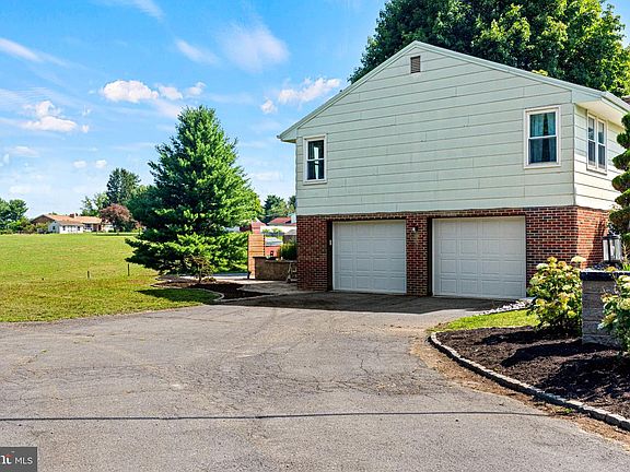 3rd image of 236 Ridge Hill Rd