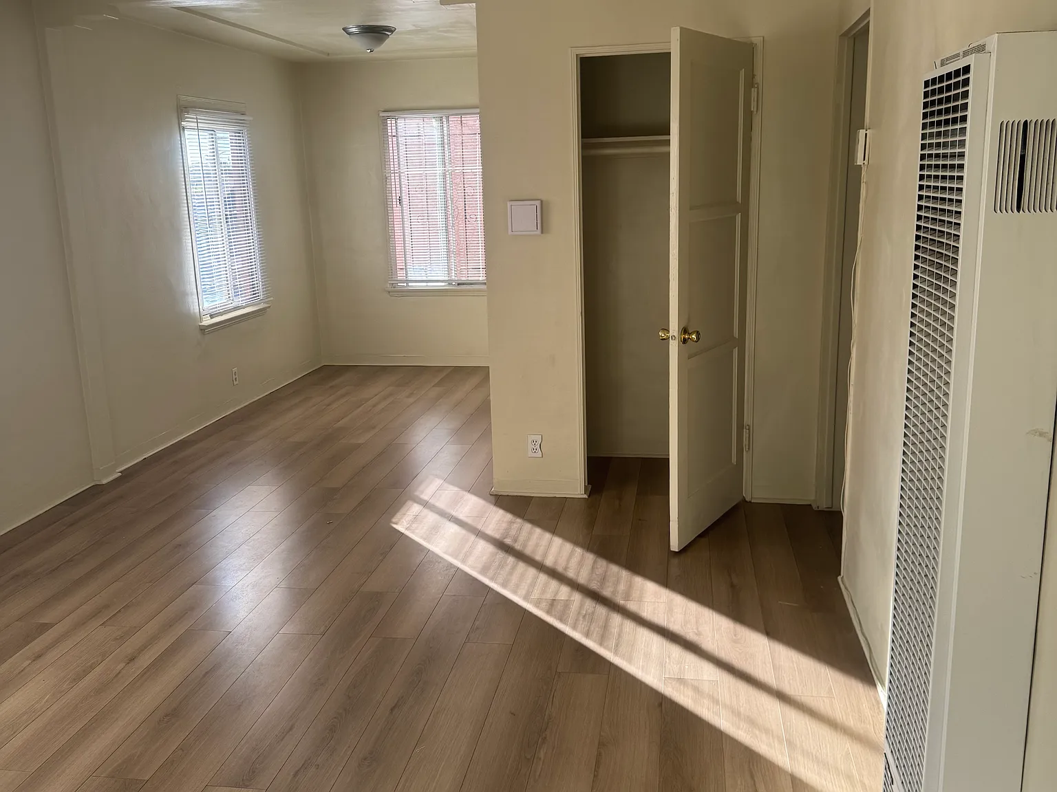 6509 S Van Ness Ave — Photo 3