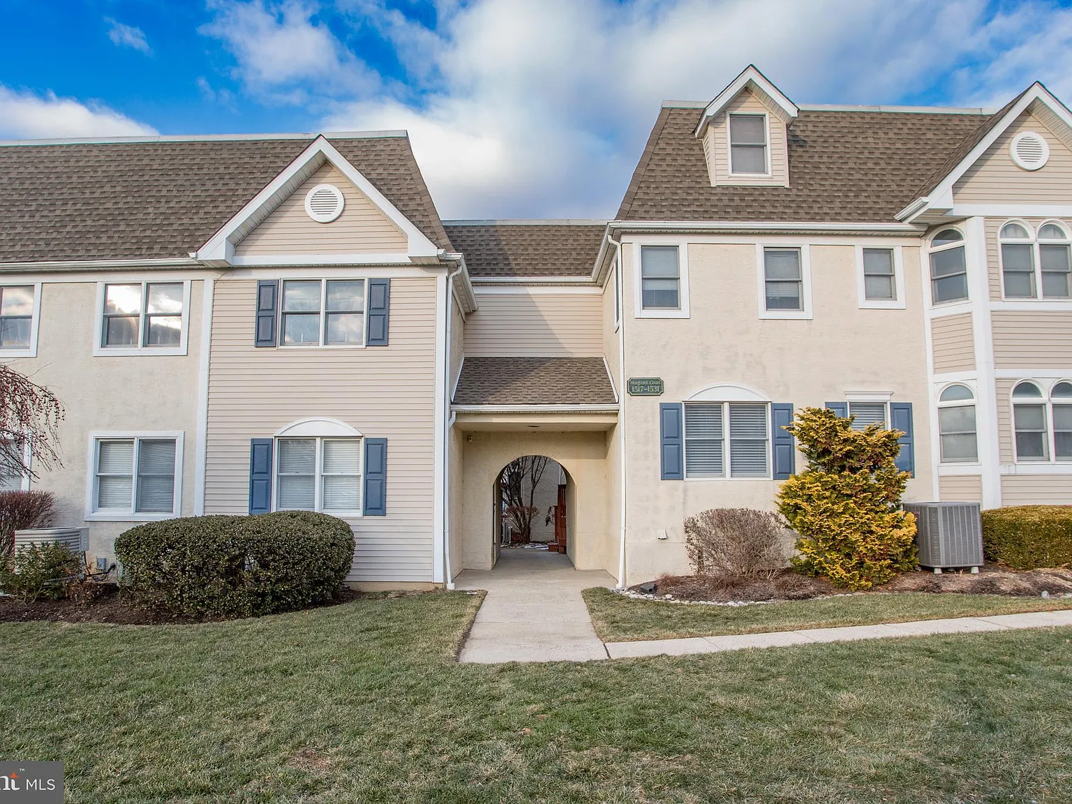 3 bed, 4.0 bath, 2420 sqft, $2,800 — Photo 3