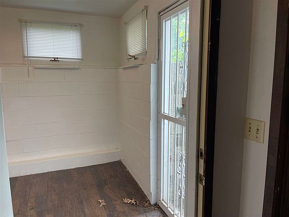 2nd image of 1315 Oakcrest St
