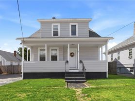 33 Laura St, East Providence, RI