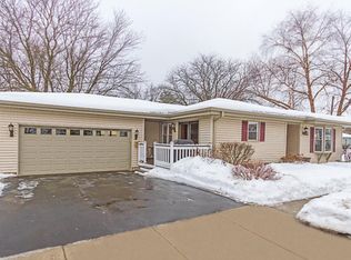 27 Clover Dr, Crystal Lake, IL 60014