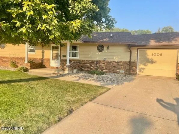 1008 Riverview Ct, Watertown, SD 57201