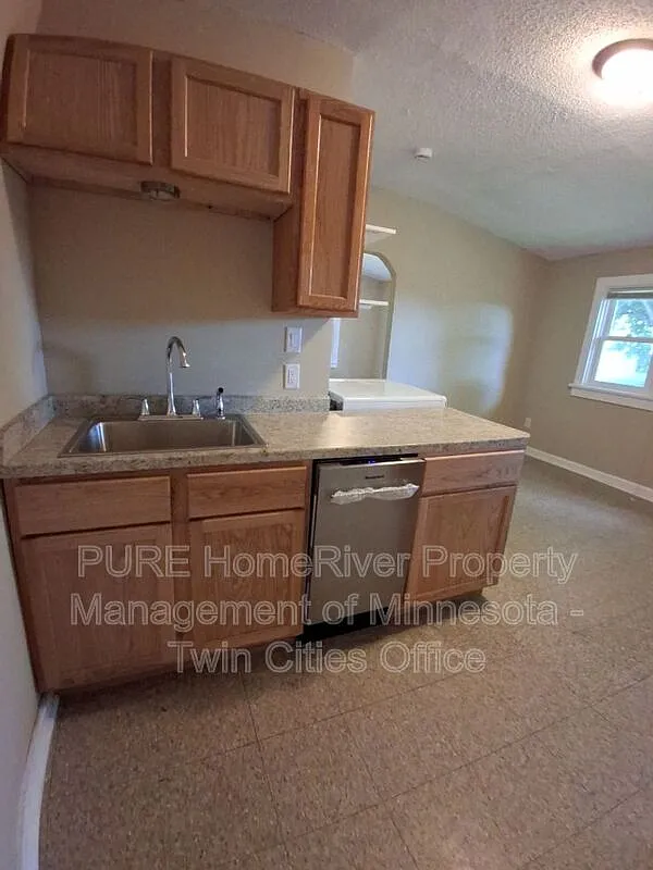 1 bed, 1.0 bath, 600 sqft, $1,050 — Photo 2