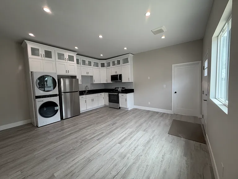 153 E 47th St #153 — Photo 23
