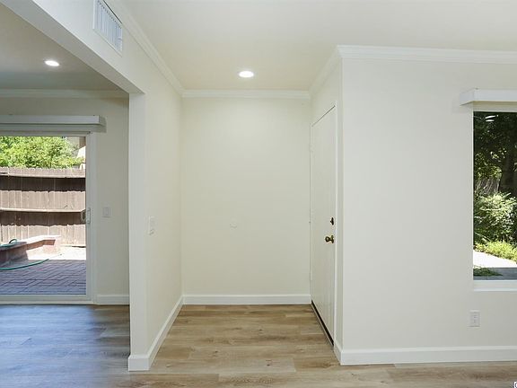 4th image of 7437 Shadyglade Ave Unit 3