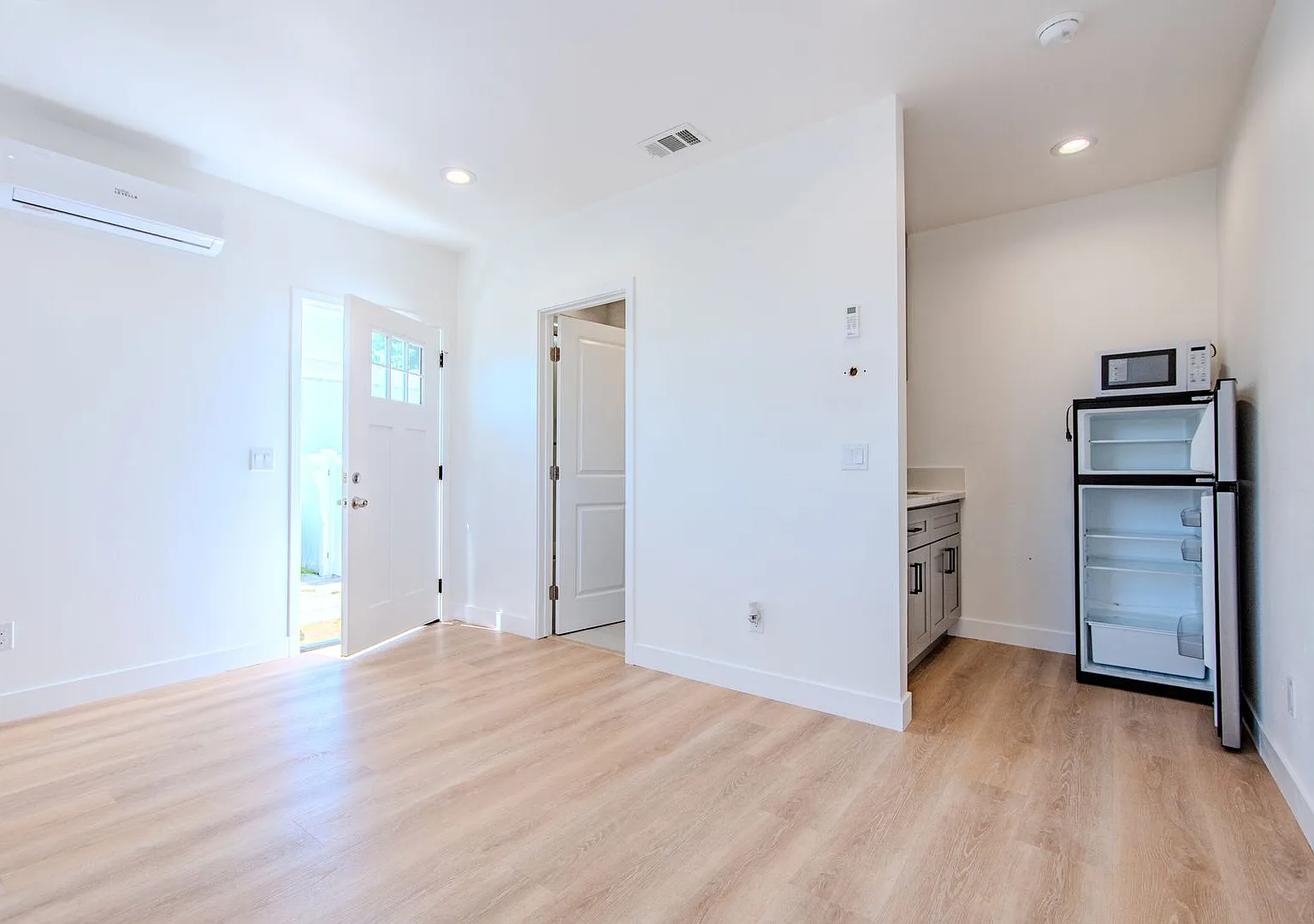Showing Times: to schedule a viewing, please contact us — Photo 3