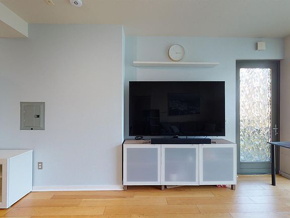 5th image of 330 Berry St Unit 407