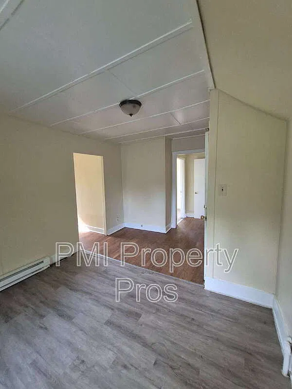 1 bed, 1.0 bath, $875 — Photo 2