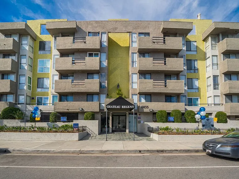 Chateau Regent Apartments — Photo 21