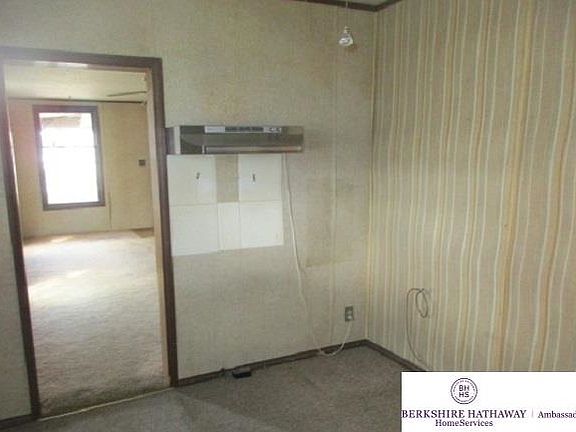 4th image of 102 E Joy St