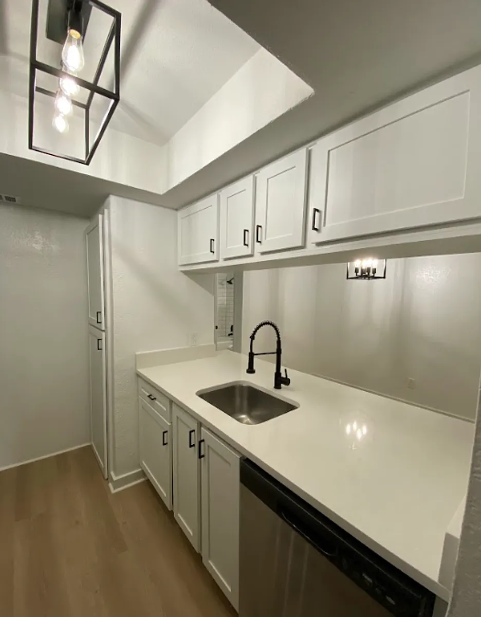 Building Photo - Townhollow Apartments