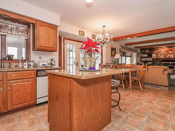 3rd image of 6640 Queens Way