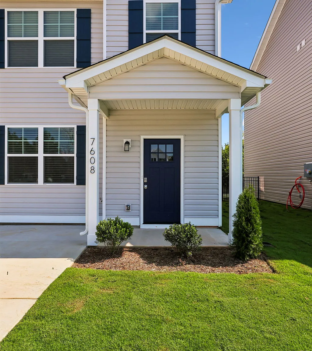 3 bed, 1298 sqft, $2,500 — Photo 1