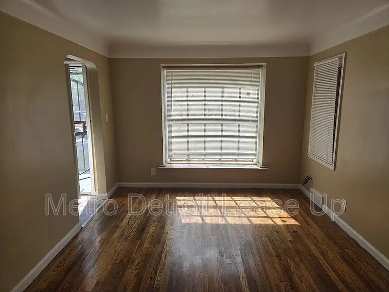 3 bed, 1.0 bath, $1,400 — Photo 2