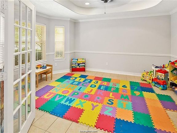 4th image of 2419 Newark Cir